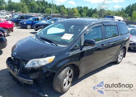 2014 Toyota Sienna Le V6 8 Passenger z USA, uszkodzony, nr VIN 5TDKK3DC3ES513871